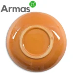 Glazēta šķīvja apakšpuse – oranži keramikas toņi