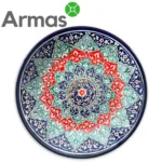 Uzbeku keramikas šķīvis ar sarkaniem un zaļiem ornamentiem