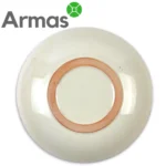 Glazēta šķīvja apakšpuse ar neapstrādātu malu