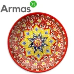 Uzbeku šķīvis ar dzeltenu ziedu mandalu uz sarkana fona