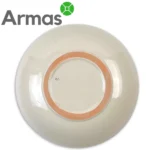 Šķīvja glazētā apakšpuse ar rokām darinātu apdari