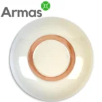 Keramikas šķīvja apakšpuse – glazēta ar māla gredzenu