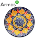 Uzbeku šķīvis ar zeltaini oranžu ziedu rakstu un tumši zilu fonu