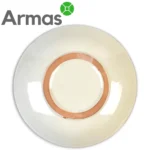 Glazēts keramikas šķīvja apakšpuse – dabīga māla josla