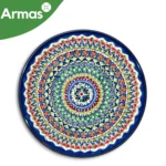 Uzbeku šķīvis plovam Ljagan 38 cm – Ar zili zaļu augu ornamentu, sarkani dzelteniem akcentiem un daudzkrāsainu ģeometrisku joslu