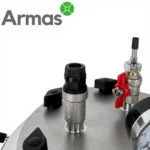 Elektriskais universālais autoklāvs UTEHO A- vāka un drošības vārsta tuvplāns no nerūsējošā tērauda